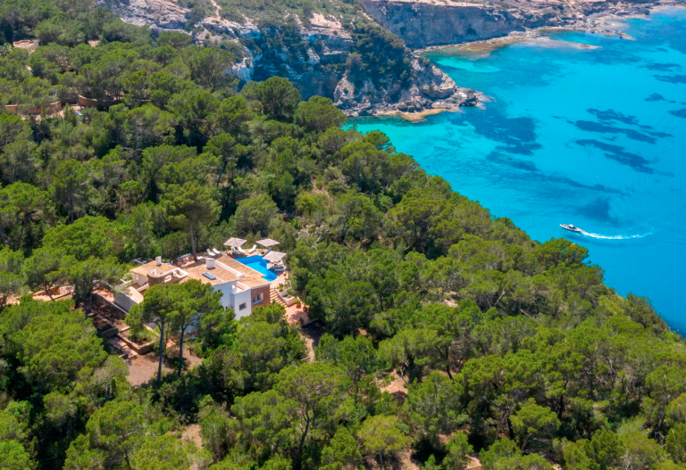 Alquiler de villa en Formentera ubicada a la altura de la Mol. Cuenta con vistas al mar y piscina.